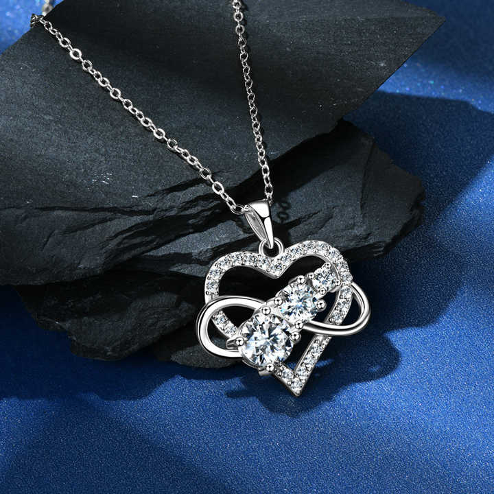 Fashion Jewelry Infinite Love Heart Pendant Necklace with Round Moissanite
