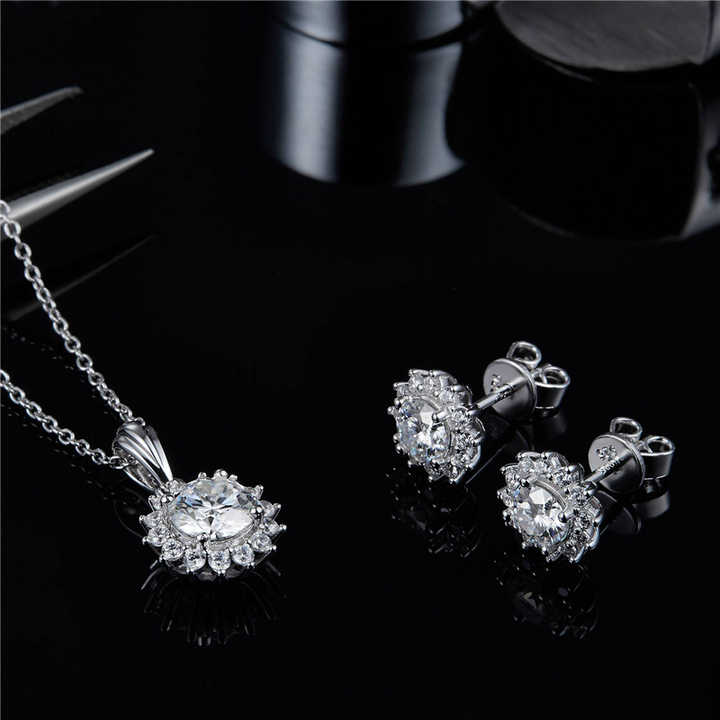Sunflower Pendant Necklace with 1.0ct Moissanite – Elegant Floral Design