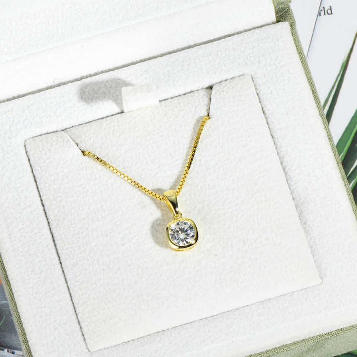 Moissanite Pendant Necklace with 1.0 carat (6.5mm)Round Brilliant-Cut