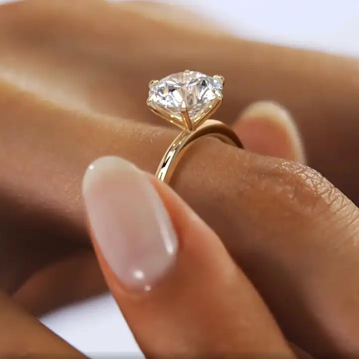 Classic Shiny 0.5ct Moissanite Engagement Ring